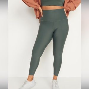 Old Navy women’s extra high rise LARGE green leggings. Excellent condition